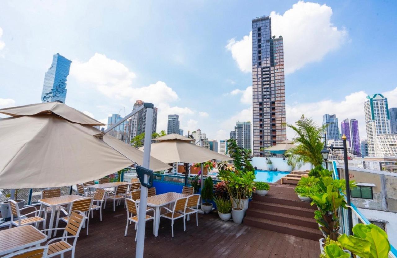 Sapphire Hotel Silom Bangkok Exterior foto Rooftop pool at the hotel
